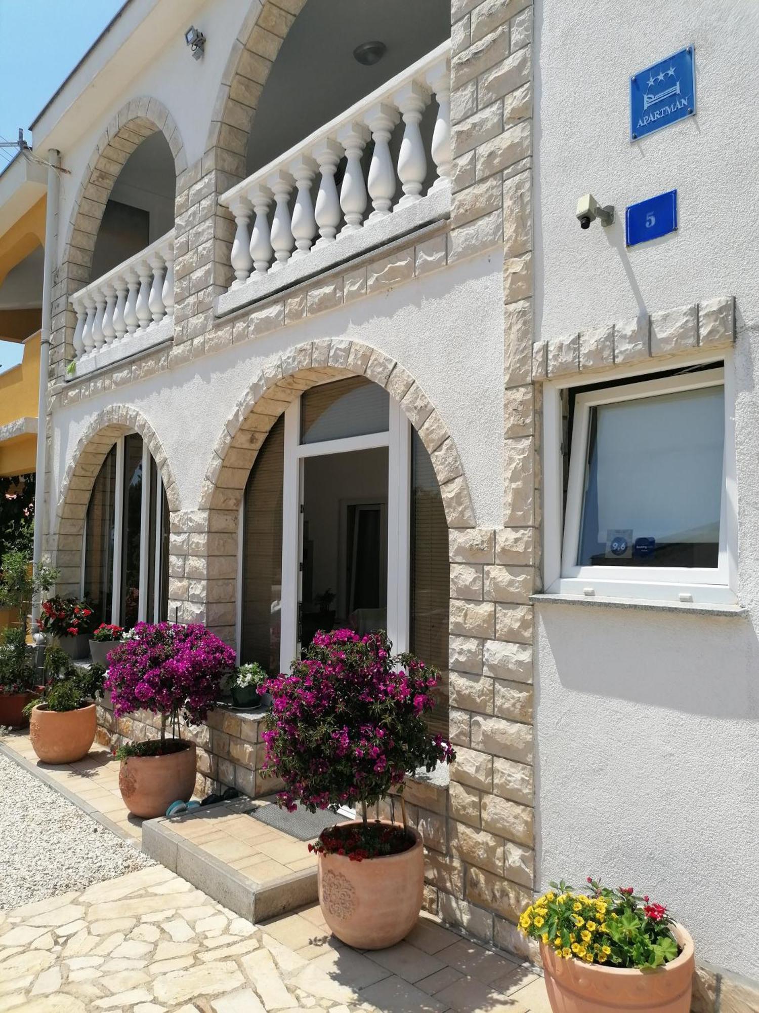 Megy Apartment Vir